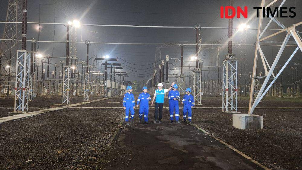 Direktur Utama PLN, Darmawan Prasodjo saat berkoordinasi dengan petugas PLN di gardu induk listrik PLN UIP2B, Gandul, Kota Depok. (IDNTimes/Dicky)