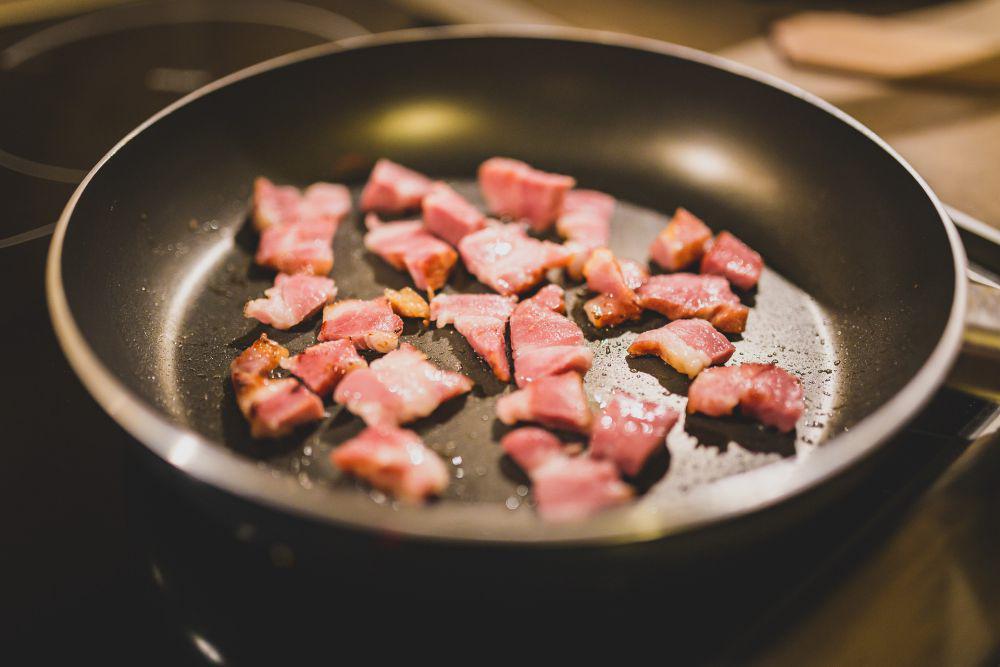 Ilustrasi menggoreng daging babi (pixabay.com/tookapic)