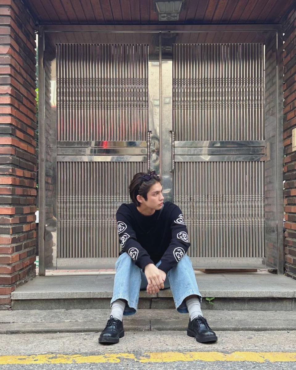 Outfit loose pants jeans ala Bright Wachirawit (instagram.com/bbrightvc)