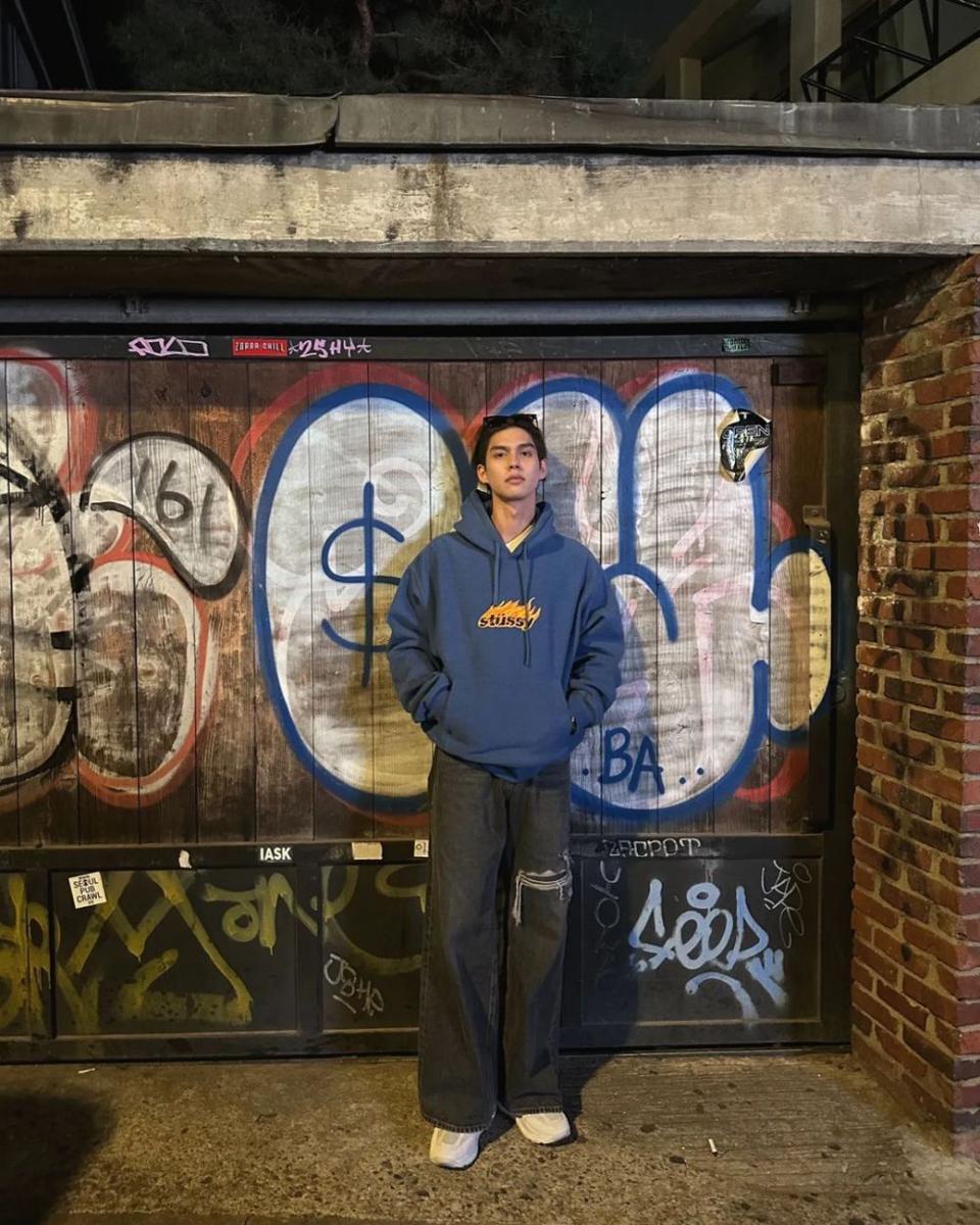 Outfit loose pants jeans ala Bright Wachirawit (instagram.com/bbrightvc)