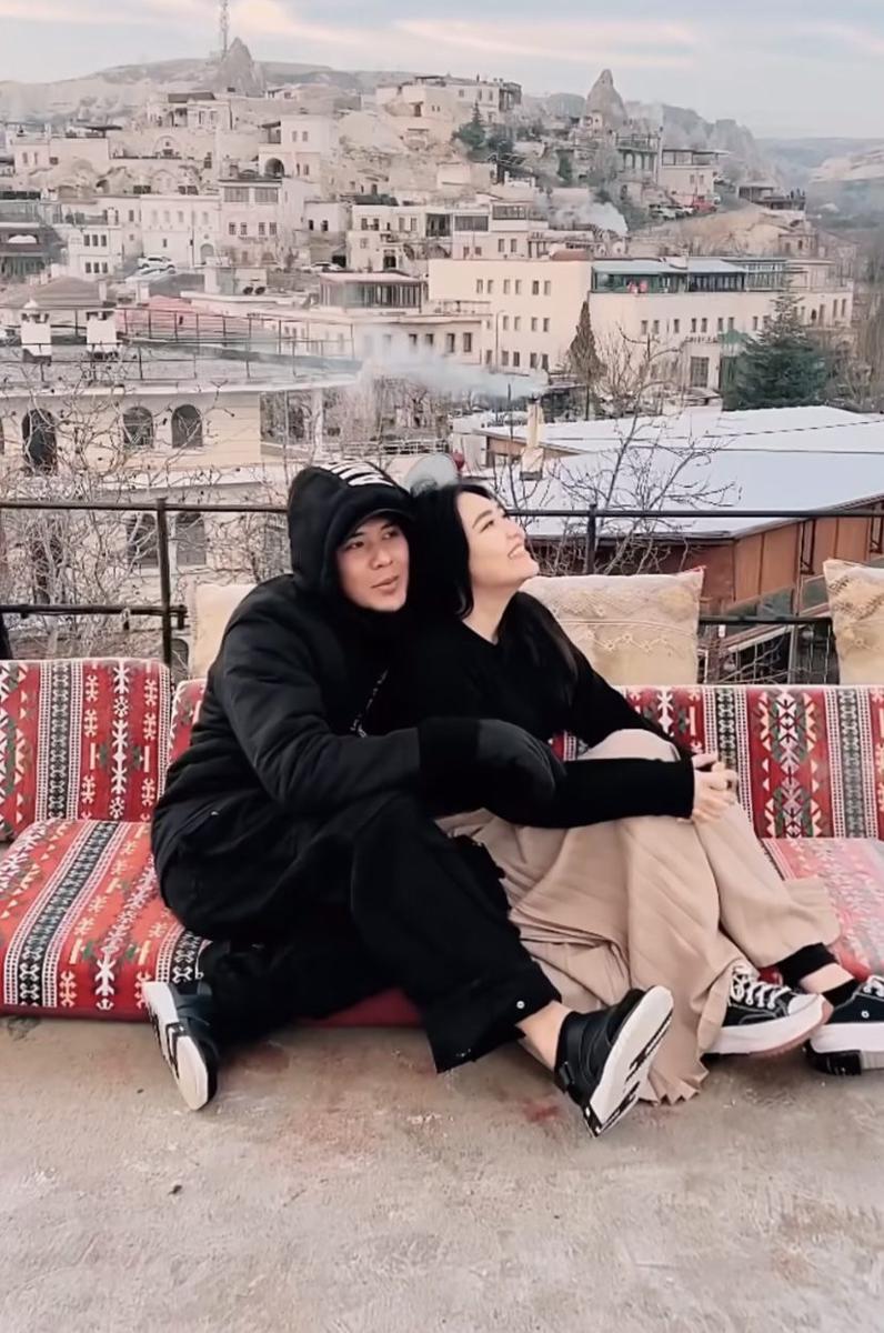 potret Via Vallen dan suami di Cappadocia (Instagram.com/chevra_yo88)