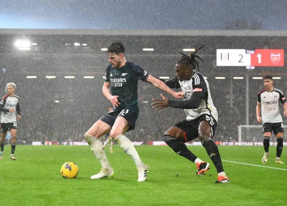 Potret Declan Rice saat Arsenal melawan Fulham, Minggu (31/12/2023). (arsenal.com).