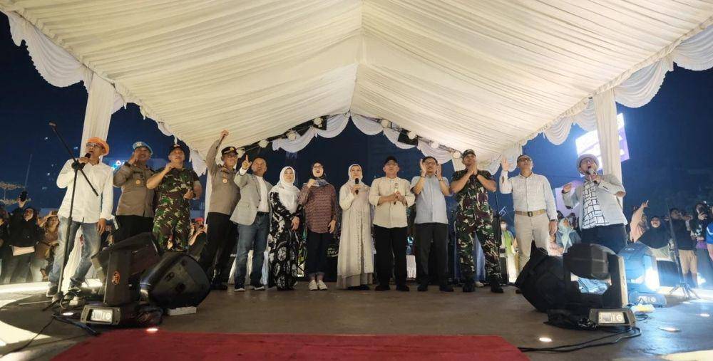 Forkopimda Kota Depok saat menyaksikan pesta kembang api pada malam tahun baru 2024 di DOS, Balai Kota Depok. (Diskominfo Kota Depok)