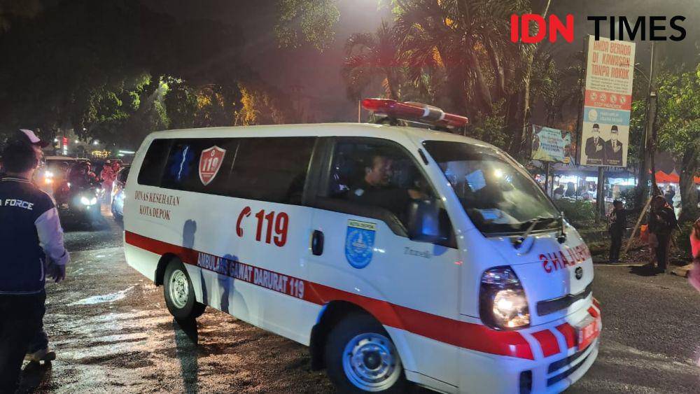 Ambulance yang mebawa korban pasutri terkena petasan saat malam taun baru 2024 di Kota Depok. (IDNTimes/Dicky)