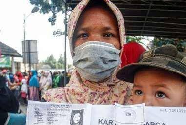 Protokol kesehatan dengan kembali memakai masker saat di luar rumah.