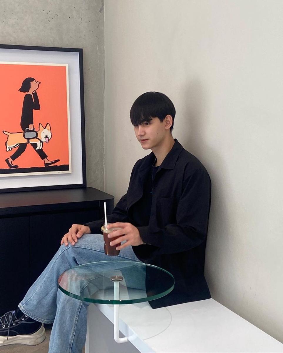 Ide outfit hitam ala Drake Laedeke (instagram.com/drake_laedeke)
