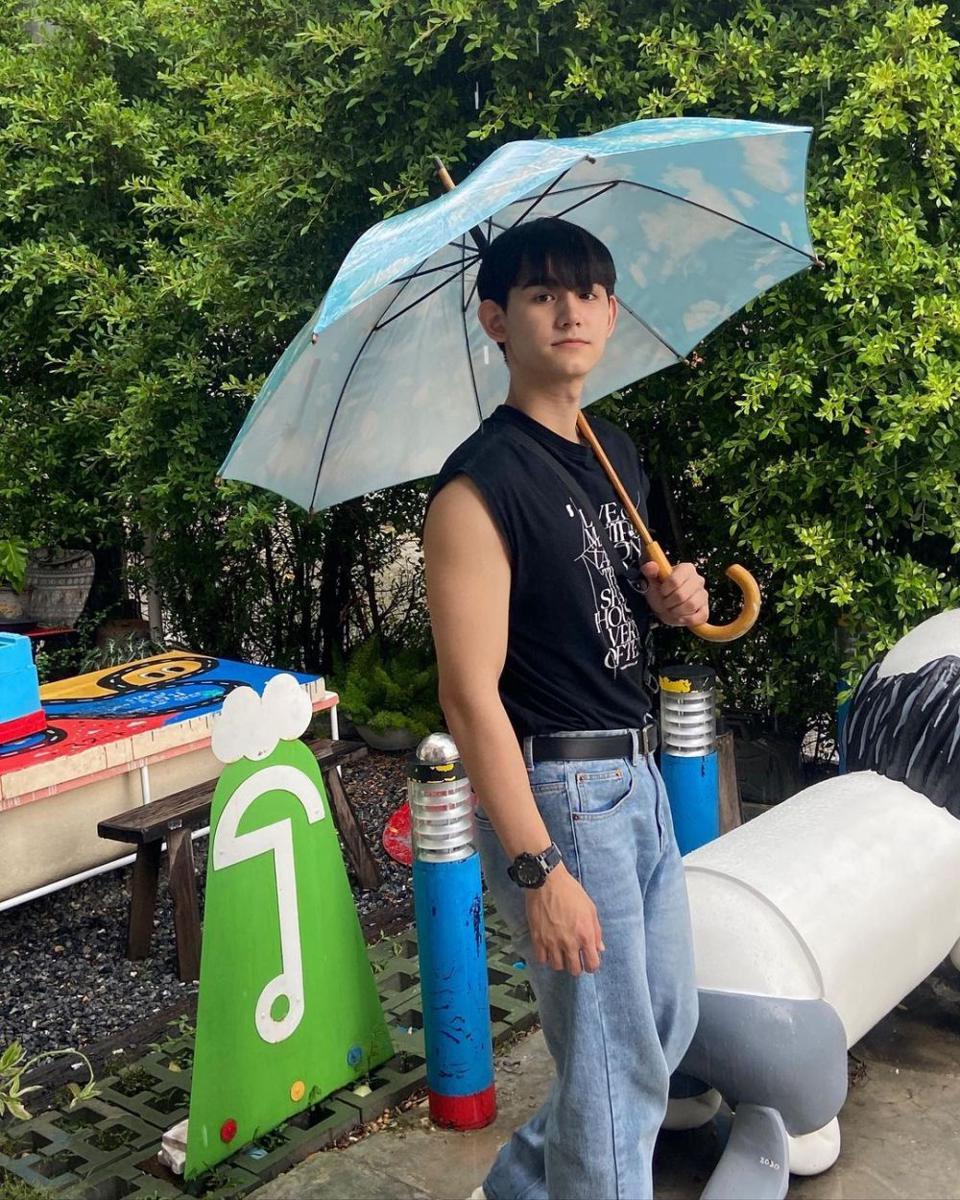 Ide outfit hitam ala Drake Laedeke (instagram.com/drake_laedeke)