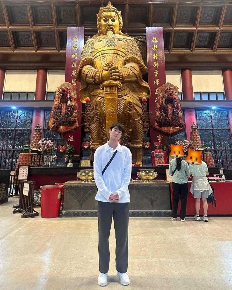 Outfit polo shirt ala Force Jiratchapong (instagram.com/fforce_)
