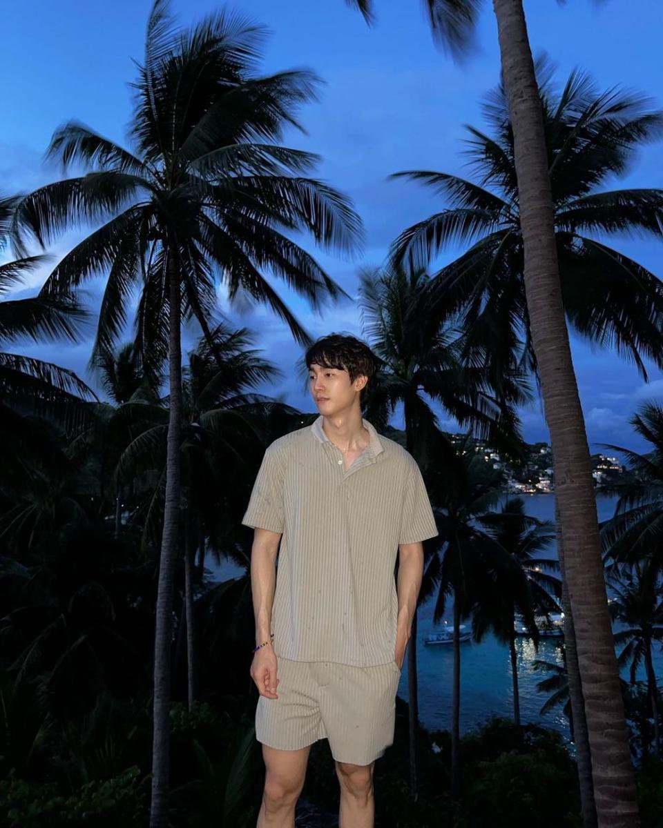 Outfit polo shirt ala Force Jiratchapong (instagram.com/fforce_)