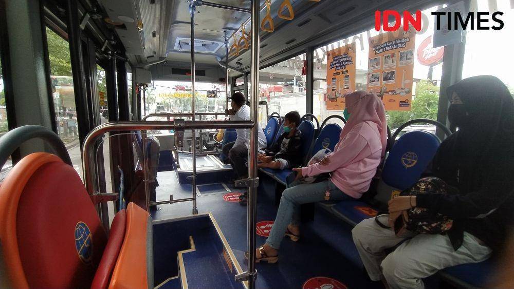 Suasana di dalam Teman Bus yang beroperasi di Makassar. IDN Times/Asrhawi Muin
