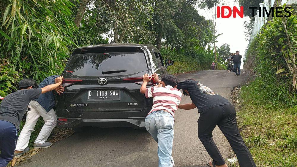 Potret Kendaraan Wisatawan 'Loyo' Saat Lewat Tanjakan SpongeBob
