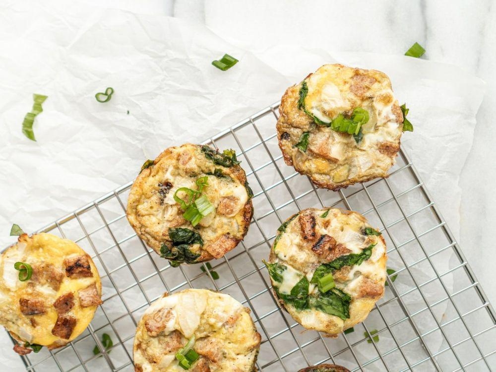 ilustrasi spinach and cheese muffin (freepik.com/wirestock)