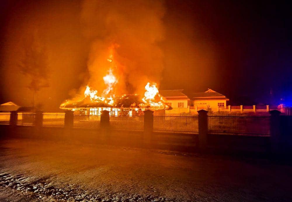 Kantor BKPSDM Paniai Papua Tengah Hangus Terbakar