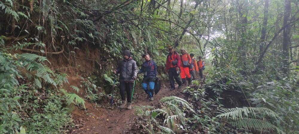 Desita dan Ria terlihat berjalan saat dievakuasi Tim SAR gabungan dari pos 3 Gunung Lawu. (IDN Times/Dok Humas Basarnas Semarang)