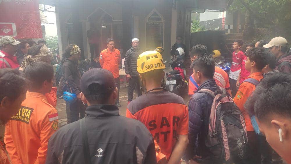 Tim SAR gabungan dari unsur SAR MTA, SAR Solo dan aparat gabungan saat melaksanakan evakuasi terhadap dua pendaki yang hipotermia di Gunung Lawu. (IDN Times/Dok Humas Basarnas Semarang)