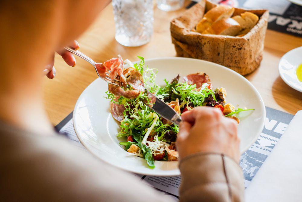ilustrasi makan (unsplash.com/Louis Hansel)