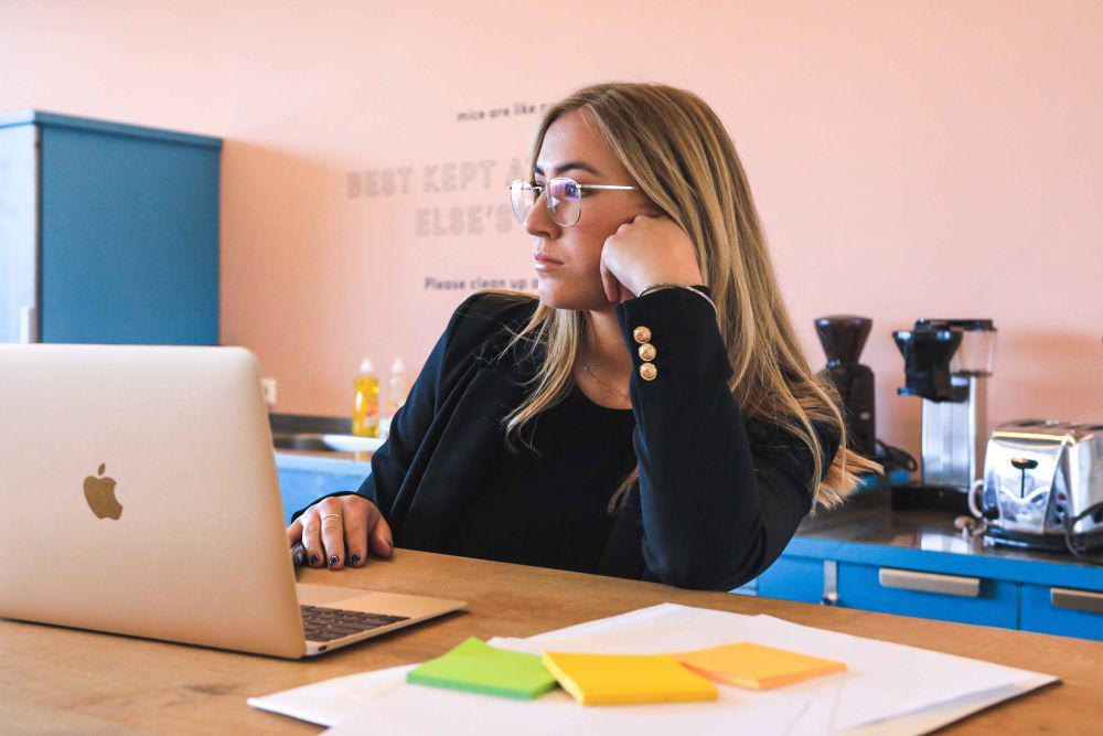 potret seorang wanita di depan laptop (unsplash.com/Magnet.me)
