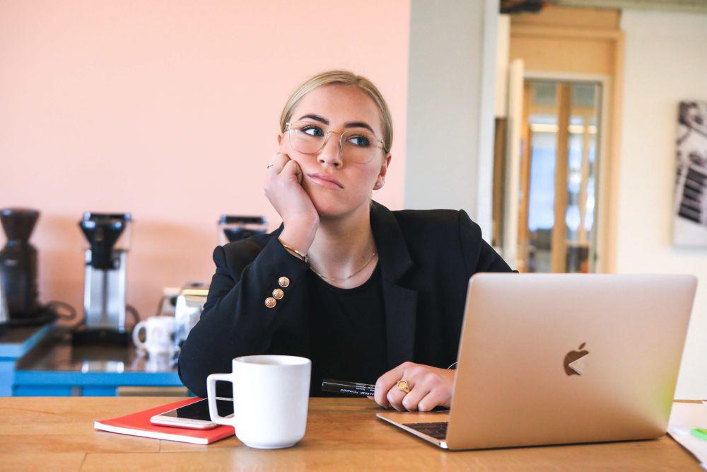 potret seorang wanita di depan laptop (unsplash.com/Magnet.me)