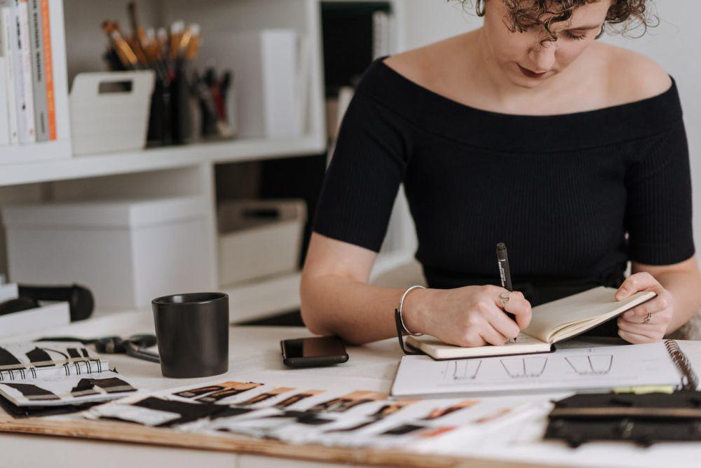 ilustrasi seorang fashion designer (pexels.com/Anete Lusina)