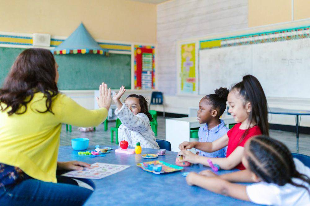 ilustrasi anak-anak belajar di sekolah(pexels.com/RDNE Stock project)