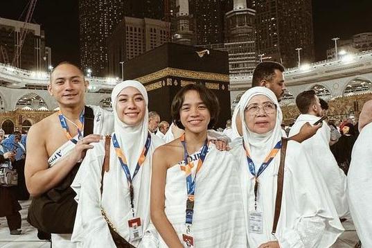 7 Momen BCL dan Tiko Umrah di Tahun Baru 2024, Berhijab Tuai Pujian