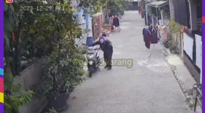 Badut di Bekasi curi sepeda motor. (Istimewa)