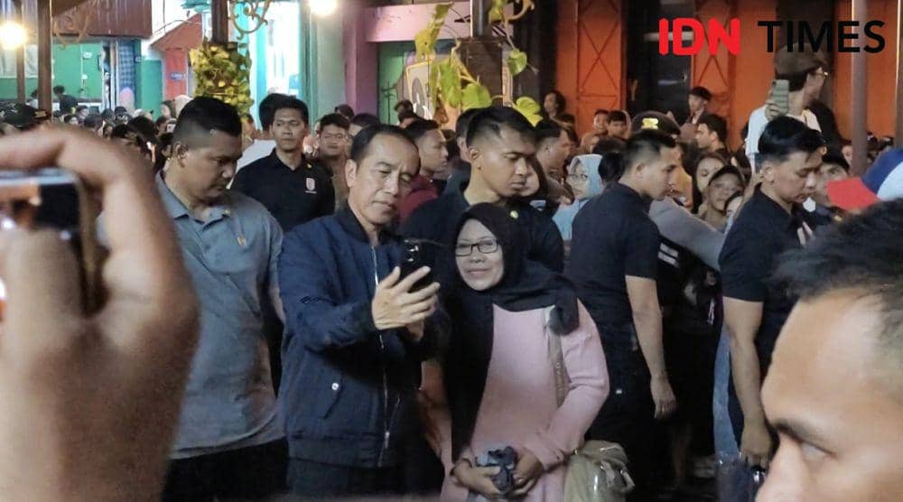 Di Car Free Night Solo, Jokowi Jajan Otak-otak Dibagikan ke Warga