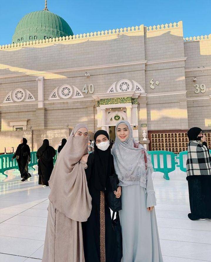 potret artis saat umrah (instagram.com/okisetianadewi)