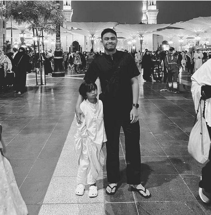 potret artis saat umrah (instagram.com/ayudiac)