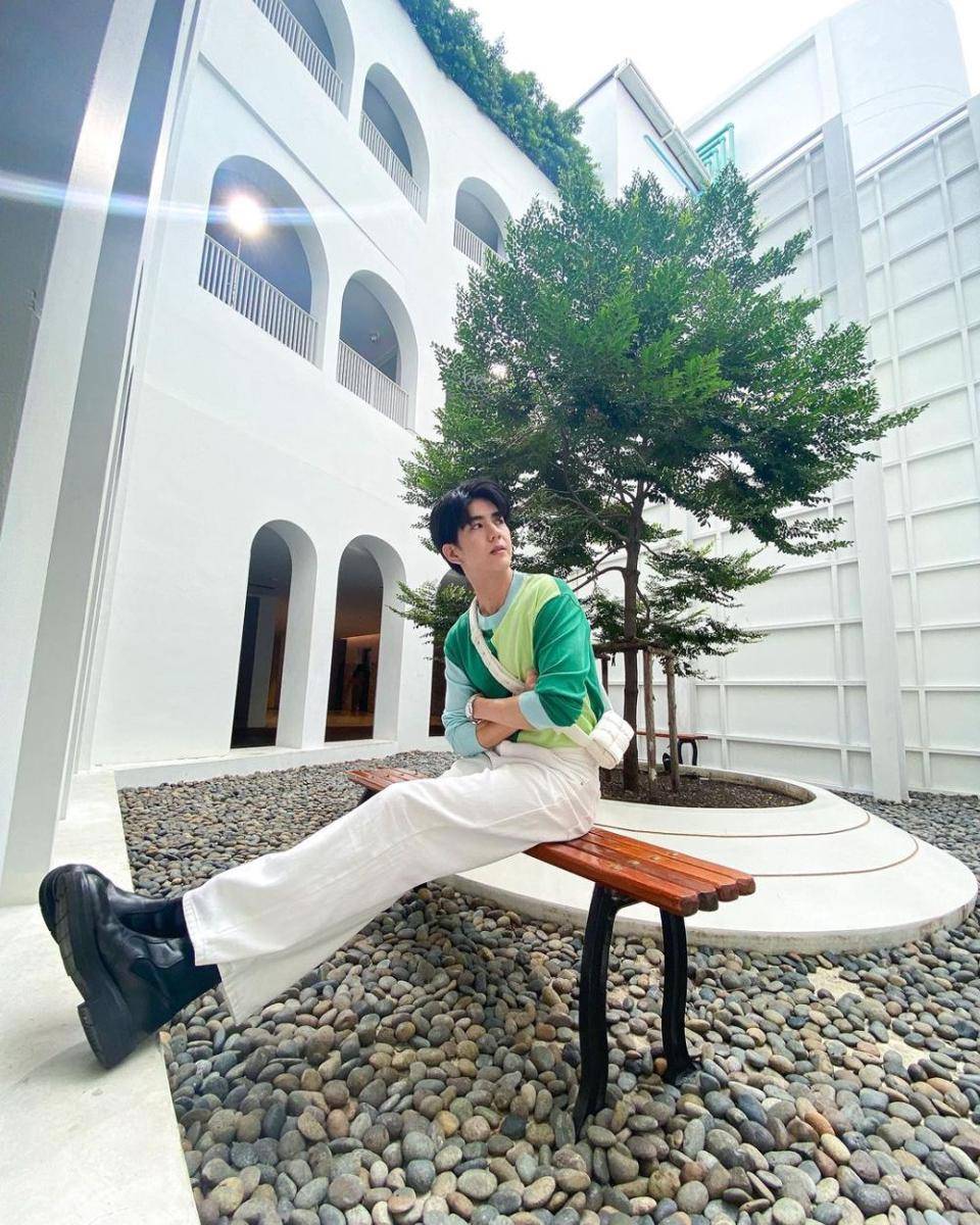 Outfit nongkrong di kafe ala Sea Tawinan (instagram.com/sea_tawinan)