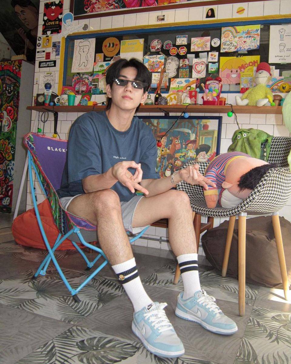 outfit nongkrong di kafe ala Sea Tawinan (instagram.com/sea_tawinan)