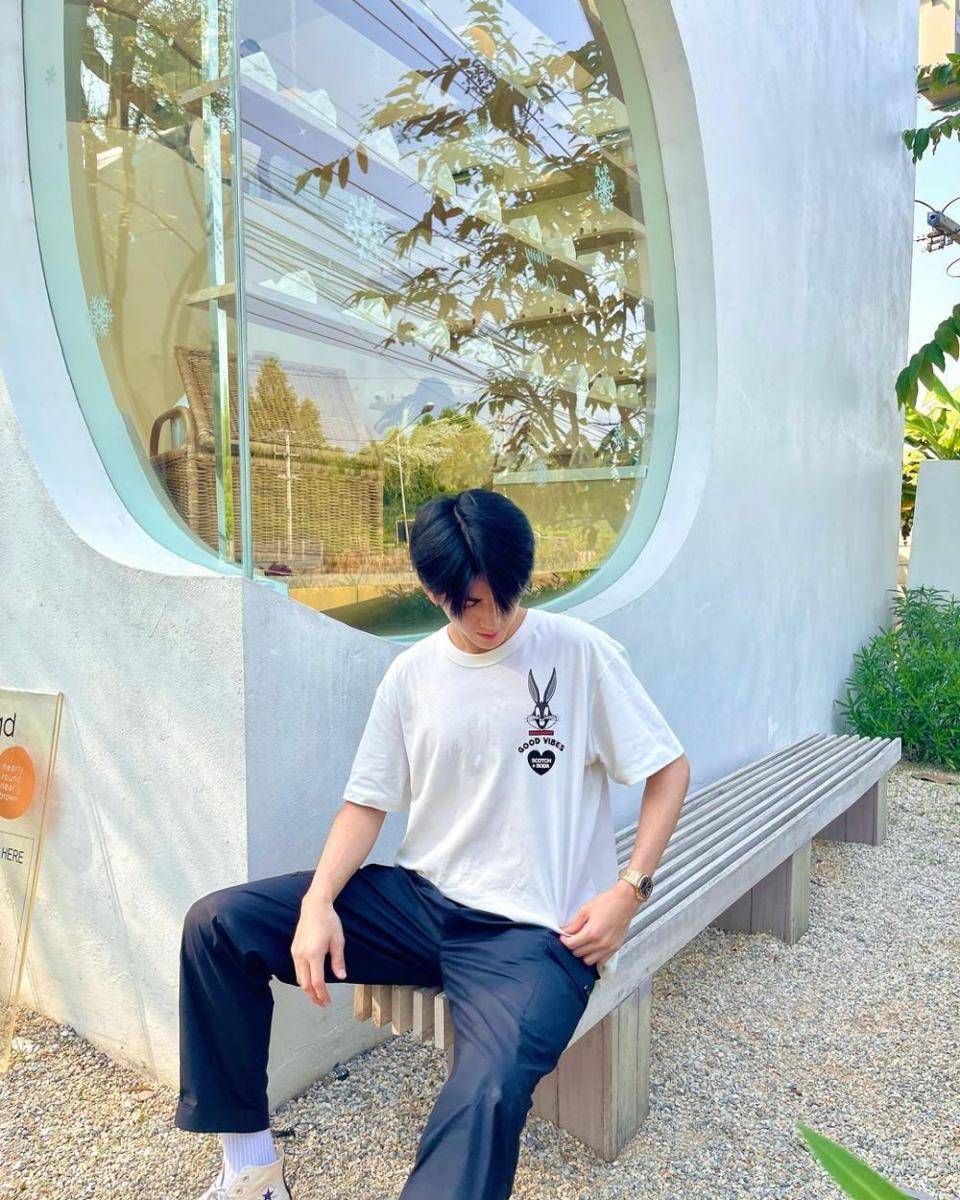 Outfit nongkrong di kafe ala Sea Tawinan (instagram.com/sea_tawinan)