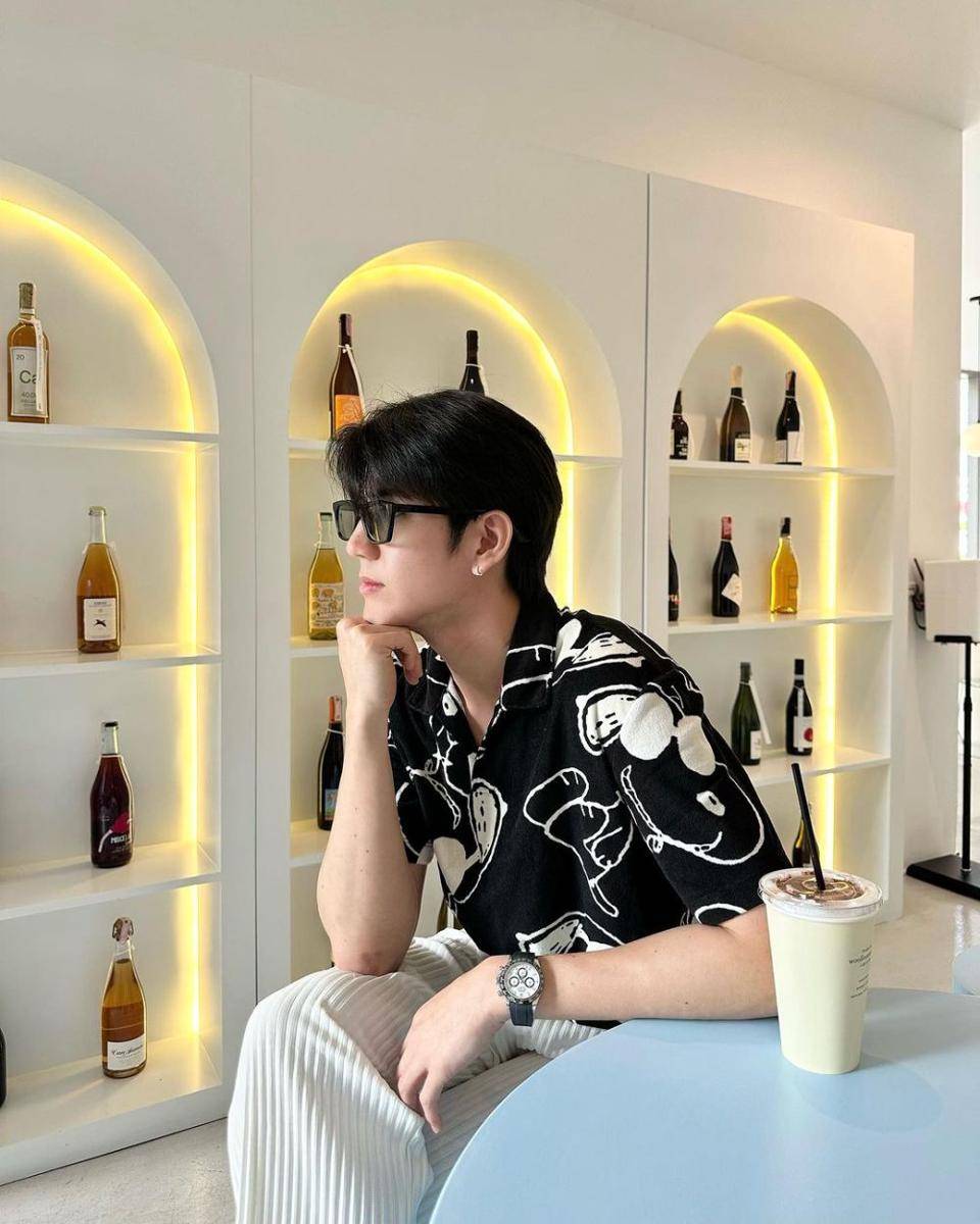 Outfit nongkrong di kafe ala Sea Tawinan (instagram.com/sea_tawinan)