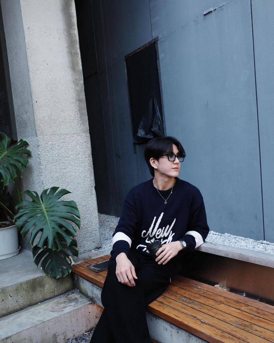 Outfit nongkrong di kafe ala Sea Tawinan (instagram.com/sea_tawinan)