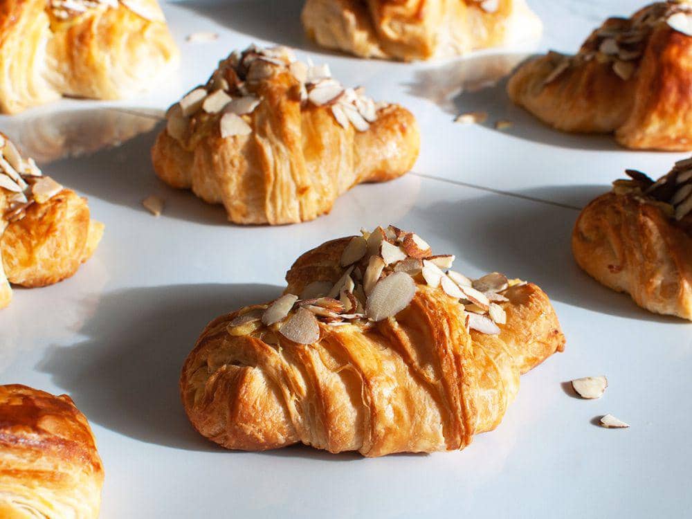 ilustrasi banana almond croissant