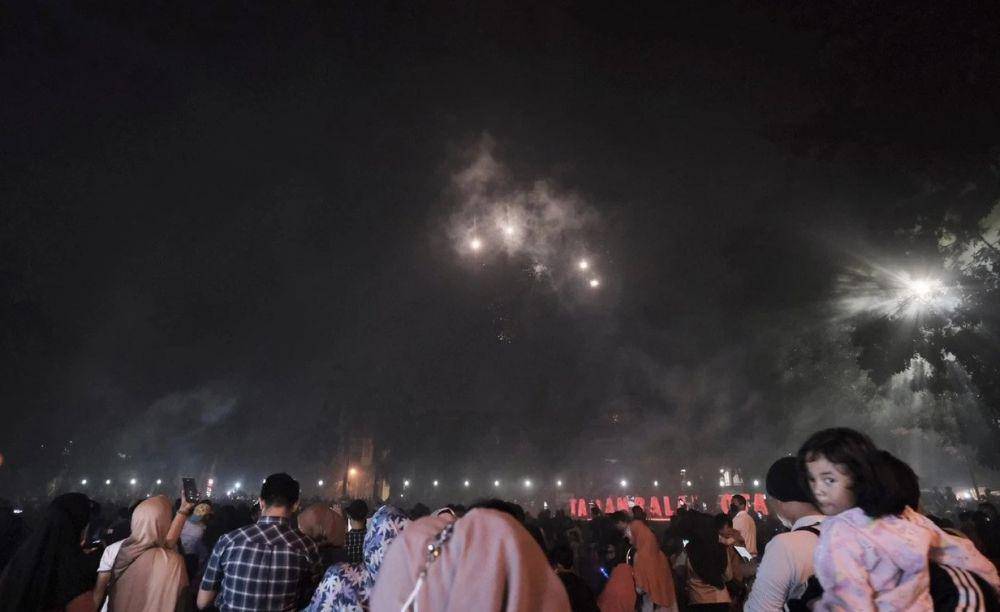 Perayaan kembang api di lapangan Balai Kota Depok pada malam tahun 2024. (Diskominfo Kota Depok)