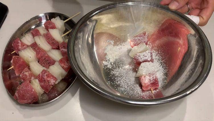 ilustrasi pembuatan kushikatsu (YouTube.com/JAPANESE COOKING CHANNEL)