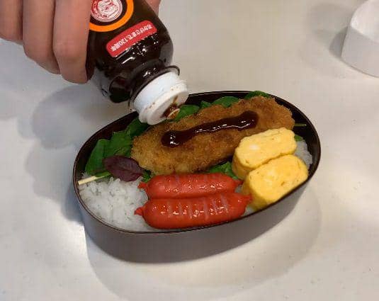 ilustrasi menghias bento (YouTube.com/JAPANESE COOKING BENTO)