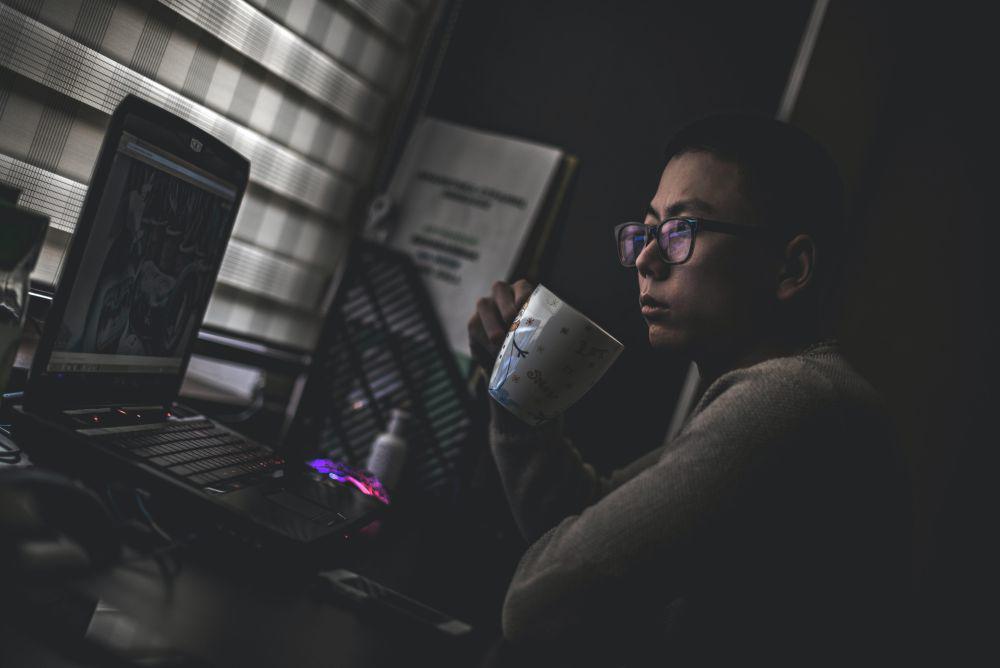 potret seorang pria di depan layar komputer (unsplash.com/Valeriy Khan)
