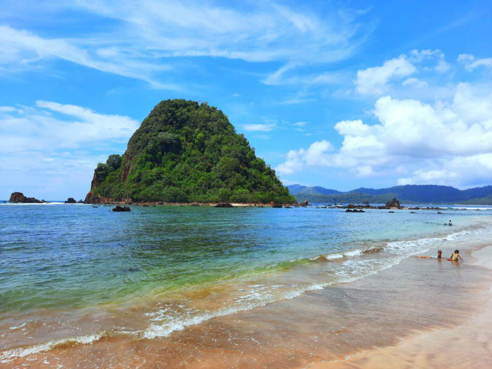 Pantai Pulau Merah (dok. pribadi/Fatma Roisatin Nadhiroh)