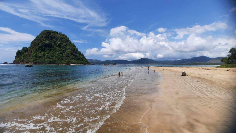 Pantai Pulau Merah (dok. pribadi/Fatma Roisatin Nadhiroh)