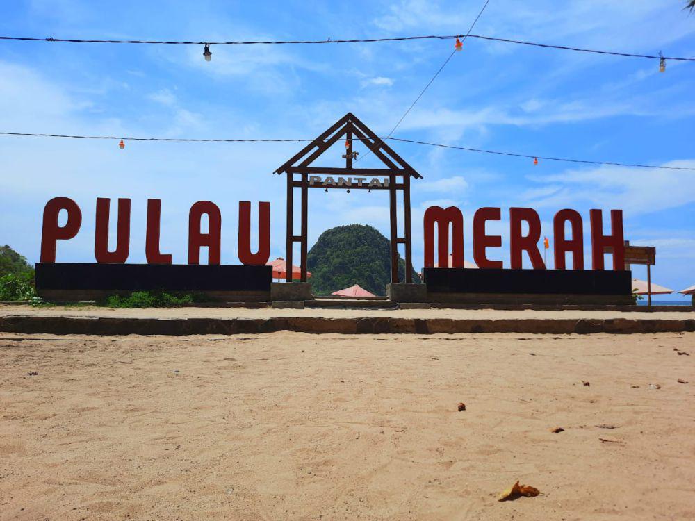 Pantai Pulau Merah (dok. pribadi/Fatma Roisatin Nadhiroh)