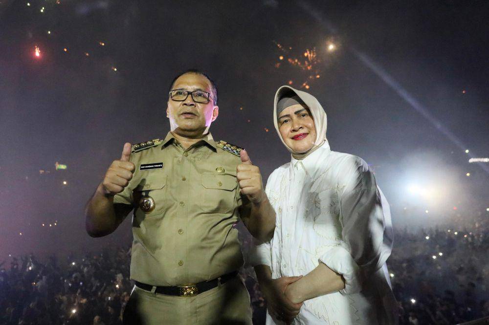 Wali Kota Makassar Danny Pomanto dan istri, Indira Jusuf Ismail menghadiri pesta Tahun Baru 2024, di Anjungan Pantai Losari, Minggu malam (31/12/2023). (Dok. Humas Pemkot Makassar)