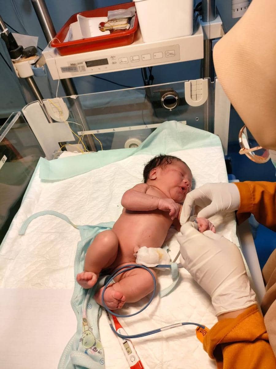Bayi yang ditemukan mendapat perawatan di rumah sakit. IDN imes/ istimewa