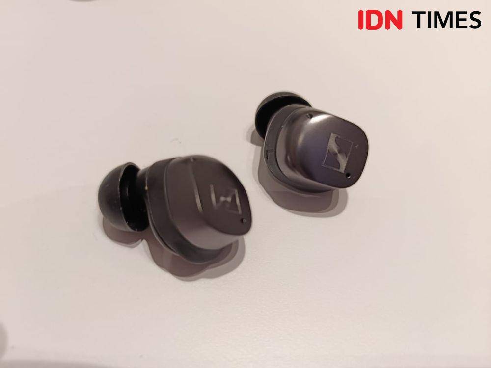 earbuds Sennheiser Momentum True Wireless 3 (IDN Times/Fatkhur Rozi)