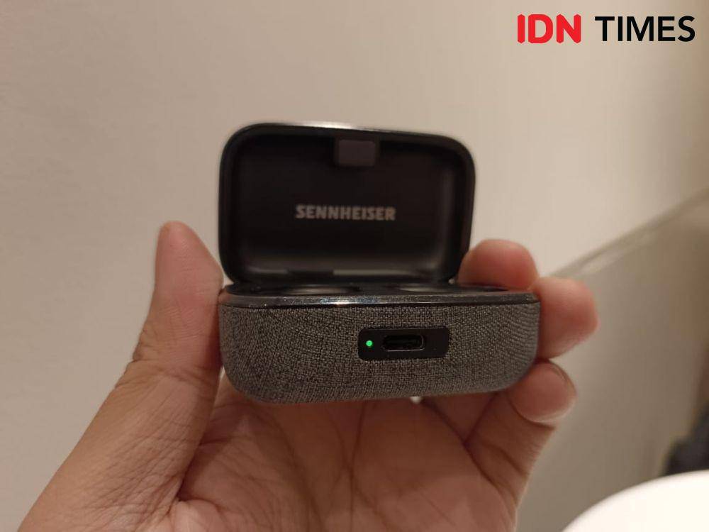 Sennheiser Momentum True Wireless 3 (IDN Times/Fatkhur Rozi)
