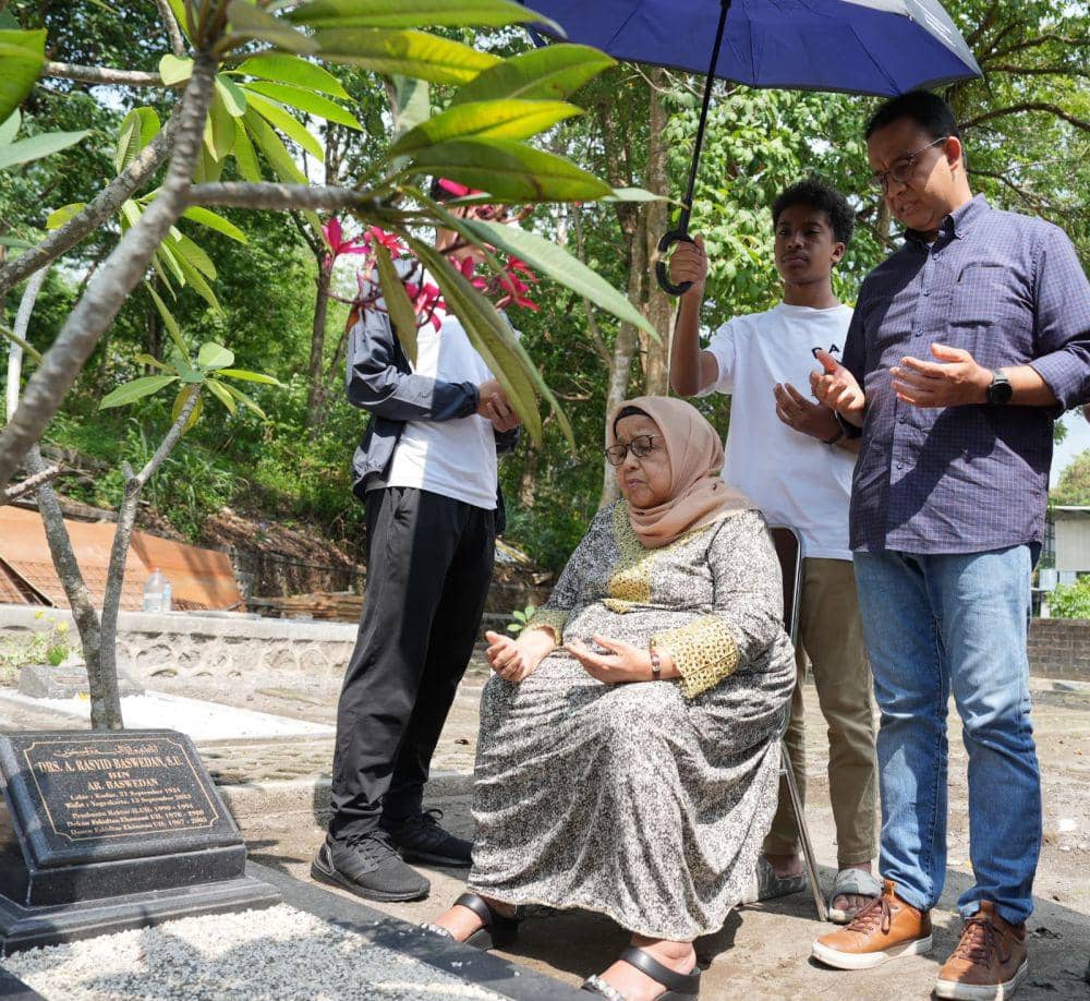 Mengawali Tahun 2024, Anies Baswedan Ziarah ke Makam Ayah di Sleman