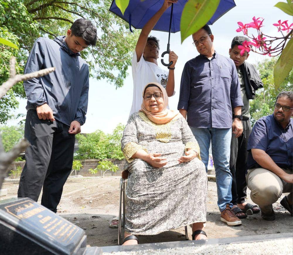 Calon presiden nomor urut 1 Anies Baswedan mengawali hari pertama tahun 2024 dengan berziarah ke makam ayahnya, Rasyid Baswedan, Senin (1/1/2024). (Tim Media Anies)