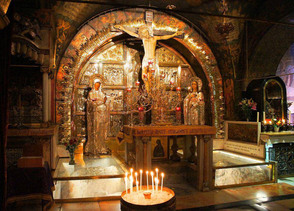 altar penyaliban di dalam Gereja Makam Suci yang diyakini sebagai tempat penyaliban Yesus, tampak batu Golgota di bagian bawah dibingkai dalam kaca (commons.wikimedia.org/Ondřej Žváček)