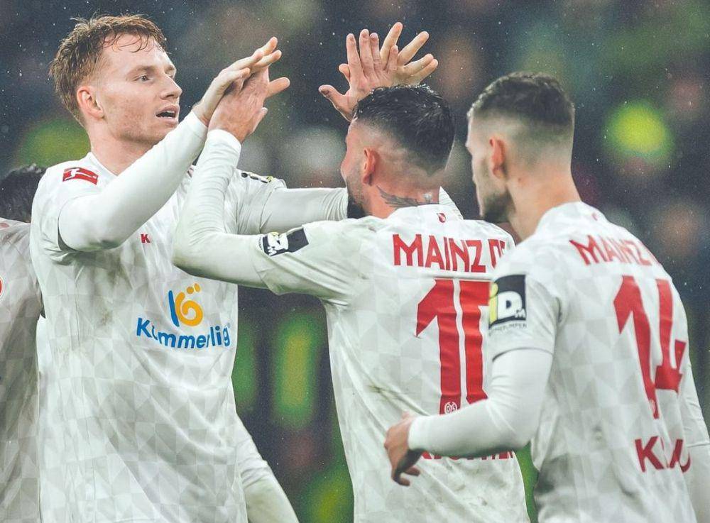 Pemain FSV Mainz saat merayakan kemenangan. (instagram.com/1fsvmainz05)
